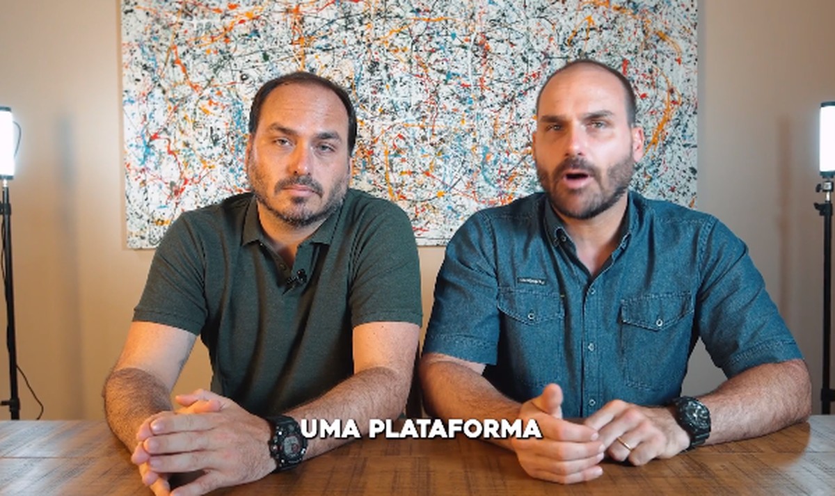 Bolsonaro e filhos depõem como testemunhas no caso do 'núcleo 2' da trama golpista Carlos e Eduardo Bolsonaro lançam curso (Foto: Reprodução)