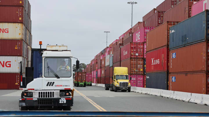 Porto de Los Angeles registra recorde de movimentação de contêineres antes de tarifas Allen J. Schaben | Los Angeles Times | Getty Images