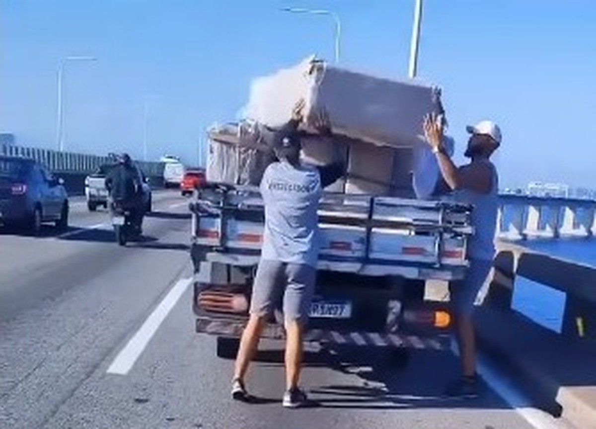 Homens transportam sofá na cabeça em plena Ponte Rio–Niterói; assista ao vídeo Homens colocam o sofá que caiu na Ponte Rio-Niterói: ninguém ficou ferido (Foto: Reprodução/Instagram)