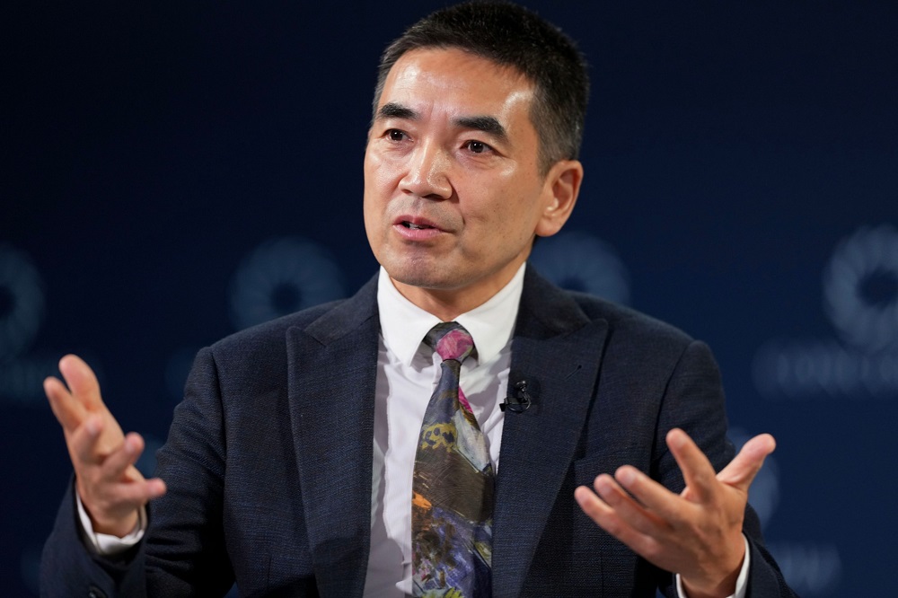 O fundador e CEO do Zoom, Eric Yuan, admite que até abriu mão de hobbies para se concentrar no trabalho, mas prevê que pode haver algum alívio com uma semana de dois dias, graças à IA. (Foto: Leigh Vogel/Getty Images para o Concordia Summit)
