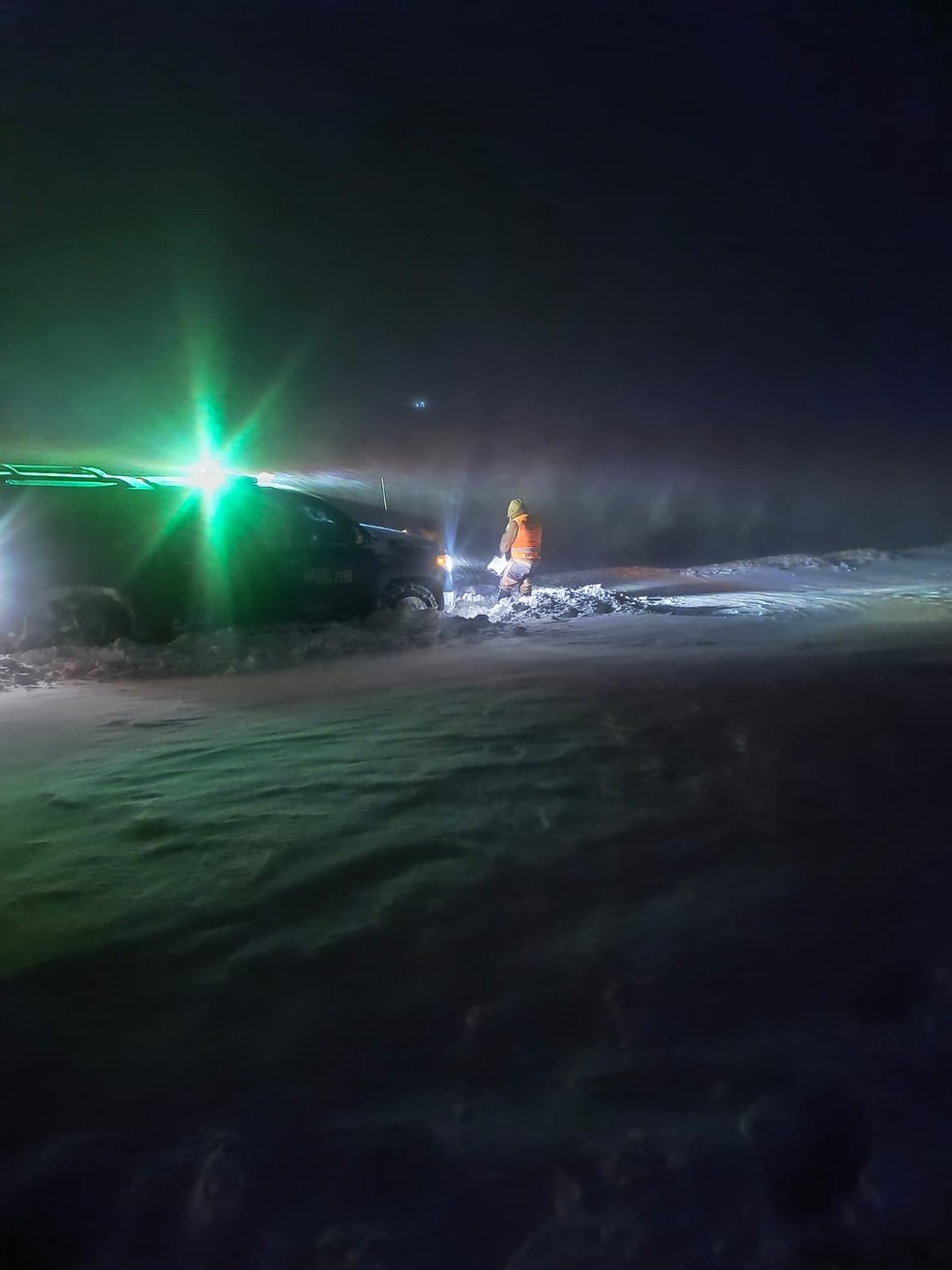 Nevasca no Chile isola turistas brasileiros e provoca resgate emergencial Equipes de resgate do Chile tiram neve do caminho durante trabalhos de busca a grupo de brasileiros que ficou preso por nevasca, em 26 de junho de 2025. (Foto: Divulgação/ Corpo de Bombeiros do Chile)