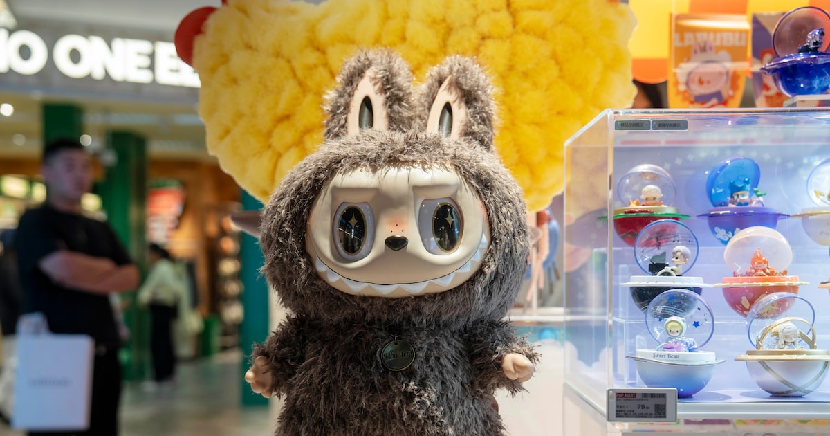 ‘Febre Labubu’ impulsiona receita da Pop Mart e aumenta fortuna do CEO para US$ 20 bi Um Labubu em uma loja da Pop Mart em Xangai. (Foto: Raul Ariano/Bloomberg)