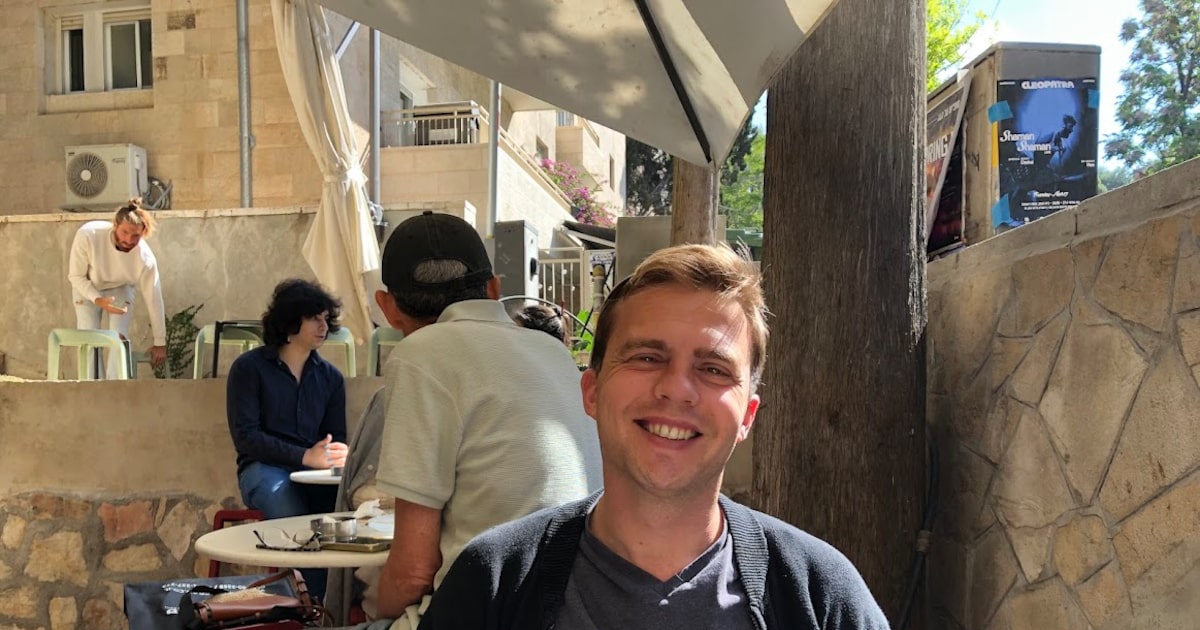 Árabes e judeus constroem juntos o futuro de Jerusalém, afirma vice-prefeito Um homem ergue a bandeira de Israel na Cidade Velha de Jerusalém (Foto: Ahmad Gharabli/AFP)