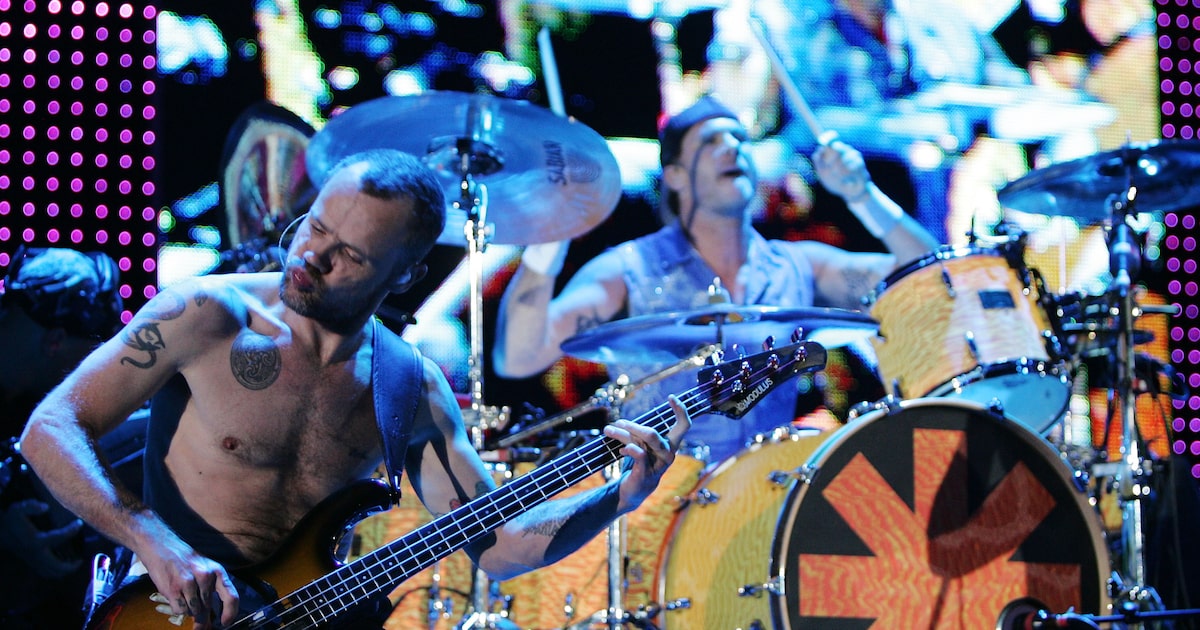Warner e Bain investem US$ 300 milhões no catálogo do Red Hot Chili Peppers Warner e Bain investem US$ 300 milhões no catálogo do Red Hot Chili Peppers