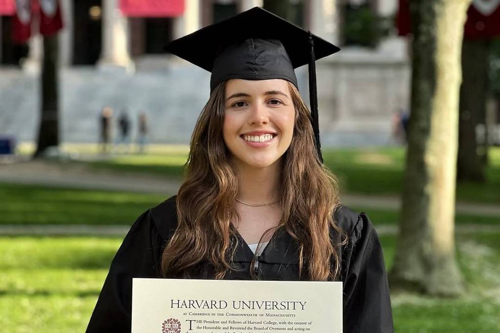 Brasileira premiada busca destacar Brasil na pesquisa em saúde mental Sarah Borges, 22, recebe diploma com honras da universidade de Harvard (Foto: Reprodução/Instagram)