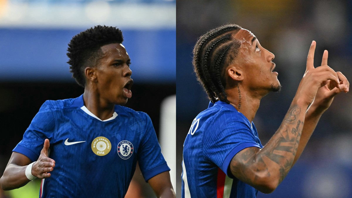 Estevão e João Pedro no Chelsea em partida contra o Bayern Leverkusen (Foto: Glyn KIRK / AFP)