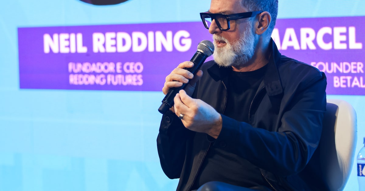 Inteligência artificial deve substituir colegas de trabalho até o final do ano Futurista Neil Redding falou sobre a relação entre humanos e agentes de IAs nas empresas (Foto: Agência Enquadrar/Divulgação/Rio Innovation Week/Douglas Shineidr)