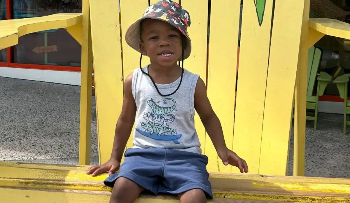 Menino de 3 anos morre após ser esquecido em carro por cinco horas nos EUA Ke'Torrius Starkes Jr., 3 anos, morreu em um carro quente (Foto: Reprodução)