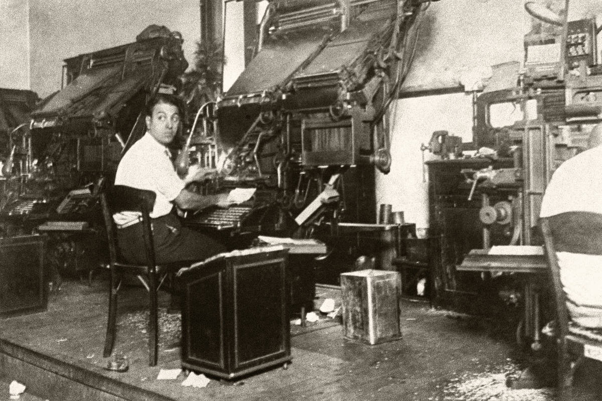 O Globo celebra cem anos de história como ícone da mídia carioca Roberto Marinho diante do maquinário do jornal O Globo, na década de 1930 (Foto: Agência O Globo)