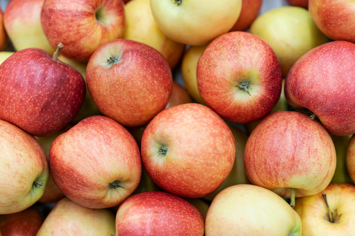Chá e maçã ajudam a controlar a pressão arterial de forma natural Compostos naturais presentes no chá, no cacau e em algumas frutas vêm sendo associados à melhora da pressão arterial e à proteção dos vasos sanguíneos, apontam pesquisas (Foto: Freepik)