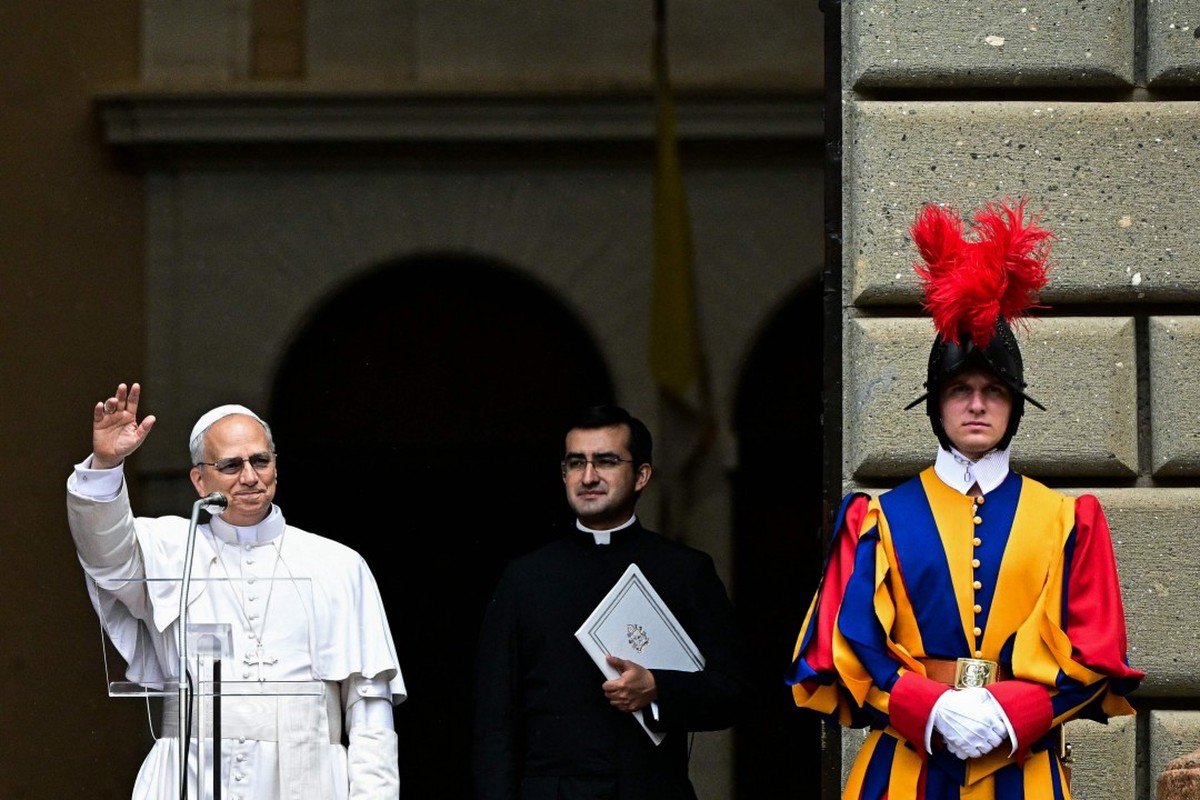 Papa Leão XIV celebra primeiro Angelus em Castel Gandolfo após mudança de tradição Papa Leão XIV discursa para a multidão durante a oração do Angelus na Praça da Liberdade, em frente ao Palácio Apostólico, na residência papal de verão em Castel Gandolfo (Foto: Tiziana FABI / AFP)
