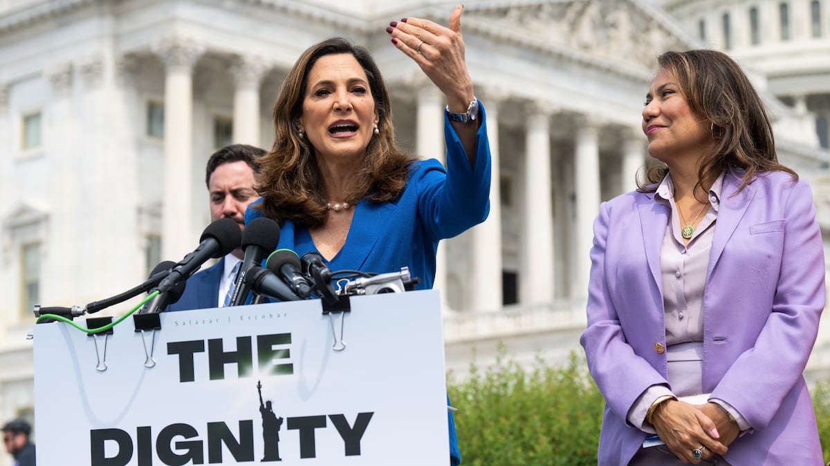 Congressistas latinas apresentam proposta bipartidista para reforma migratória María Elvira Salazar e Verónica Escobar em Washington, no dia 23 de maio de 2023. (Foto: Bill Clark (Inc via Getty Imag))