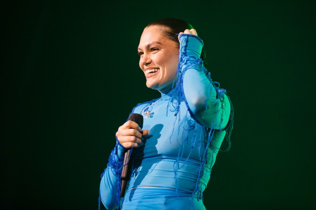 Jessie J celebra progresso em sua luta contra o câncer com 'lágrimas de felicidade' Jessie J compartilhou uma atualização encorajadora sobre sua jornada contra o câncer, revelando que seus últimos resultados de testes mostram que não há evidências de disseminação do câncer. (Foto: Reprodução)