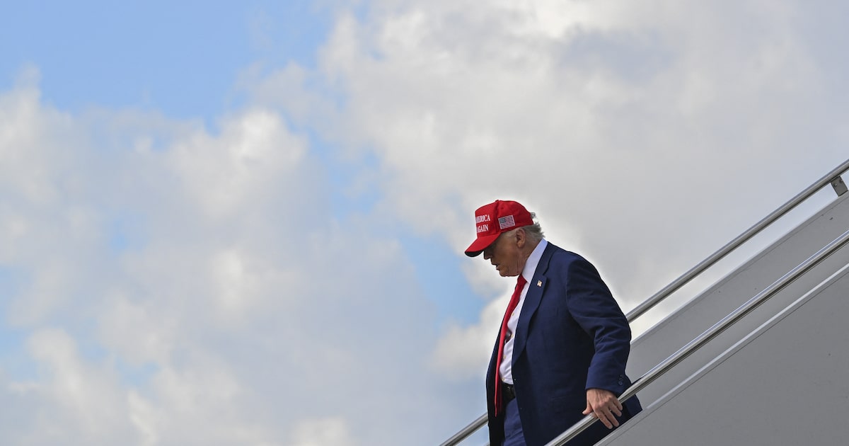 Ibovespa recua e dólar sobe para R$ 5,45 após ameaças tarifárias de Trump Semana é marcada pelo encerramento do prazo extra para implementação das tarifas unilaterais dos EUA aos parceiros comerciais (Foto: ROBERTO SCHMIDT/AF/ROBERTO SCHMIDT)