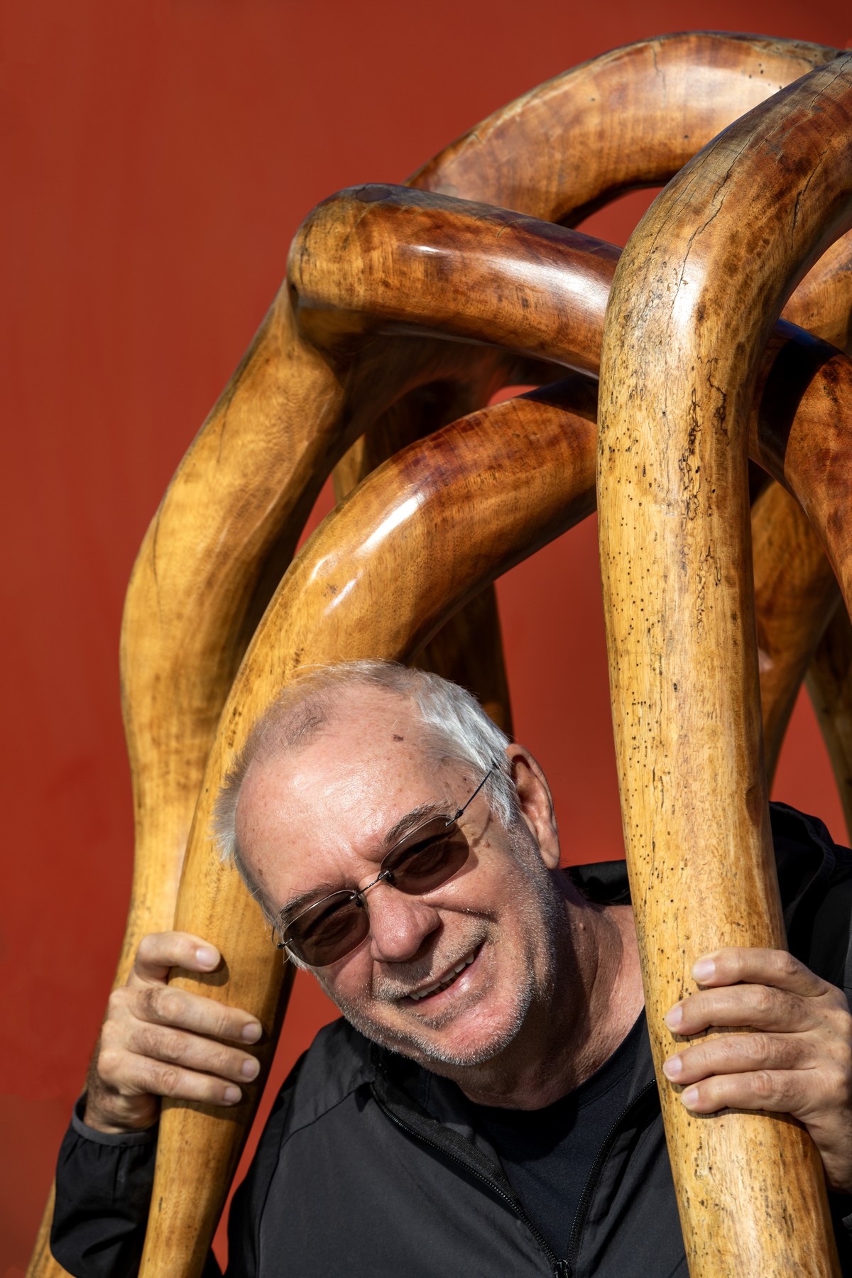 Móveis de Hugo França estimulam interação e revelam conexão com a madeira O escultor Hugo França produz um mobiliário escultórico — Foto: Ana Branco