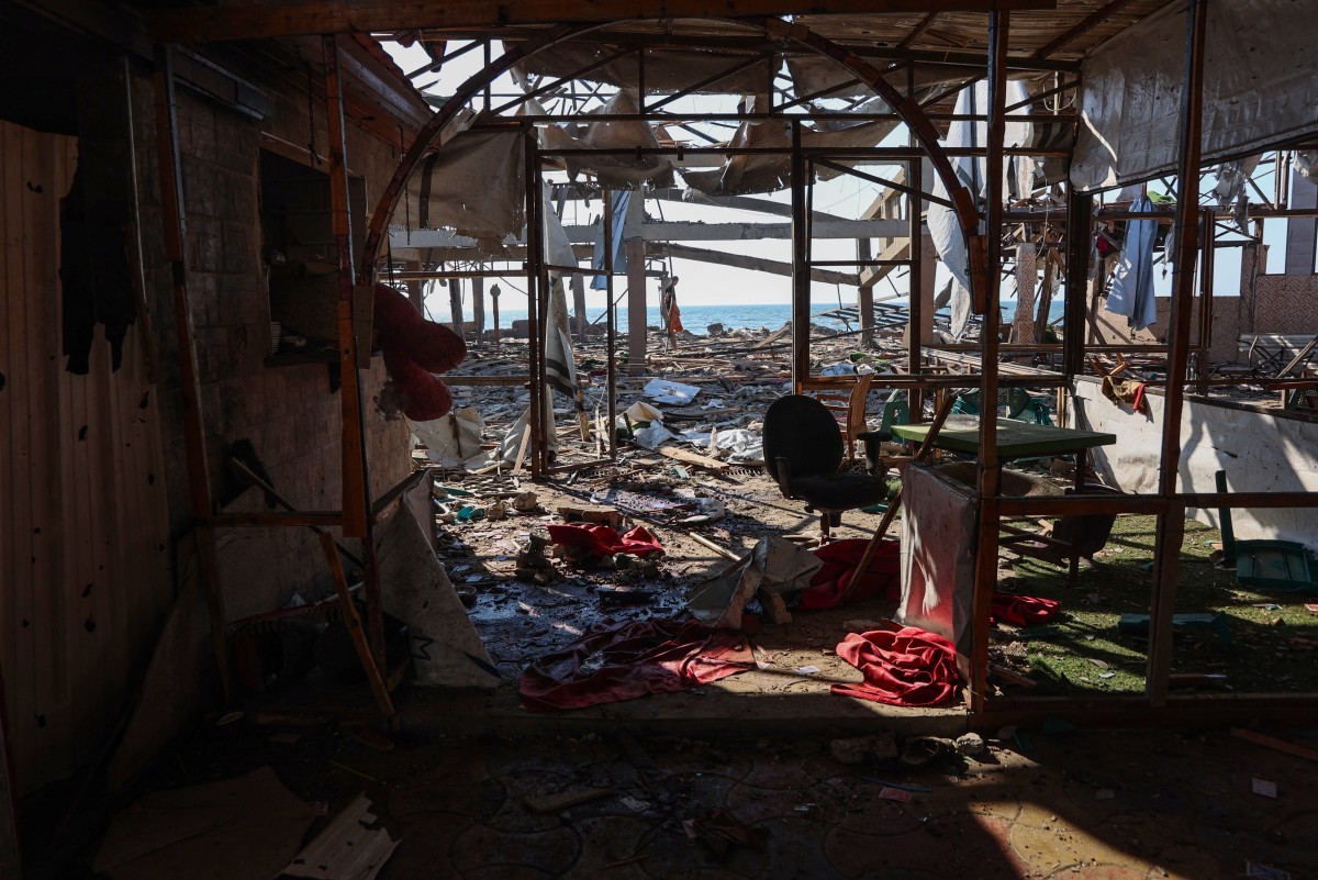 Israel usa bomba de 230 kg em ataque a cafeteria em Gaza, alertam especialistas Destroços na cafeteria al-Baqa, devastada por um ataque israelense à orla da Cidade de Gaza em 30 de junho de 2025 (Foto: Omar AL-QATTAA / AFP)