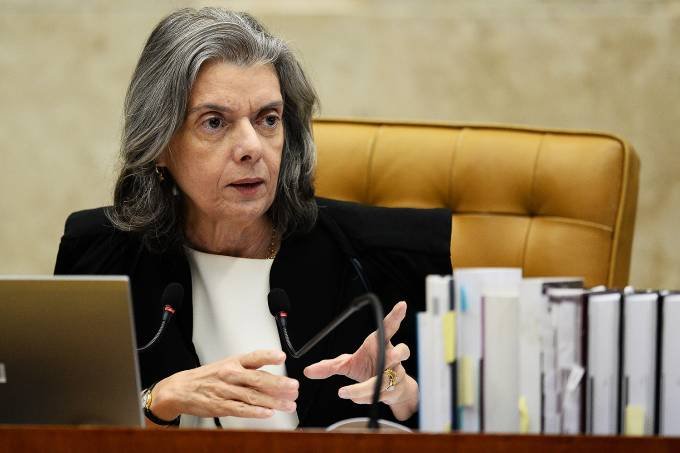 Cármen Lúcia defende responsabilidade sobre conteúdos em anúncios publicitários Cid nega à PF autoria de mensagens trocadas pelo Instagram com advogado de réu na trama golpista (Foto: Reprodução)