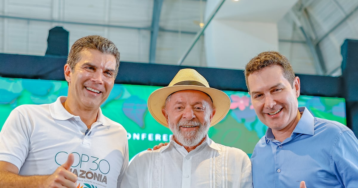Lula ao lado de Helder Barbalho, governador do Pará, e de Jader Filho, ministro das Cidades, durante Cerimônia de divulgação dos investimentos do governo federal para a COP-30 (Foto: Ricardo Stuckert/Presidência da República)