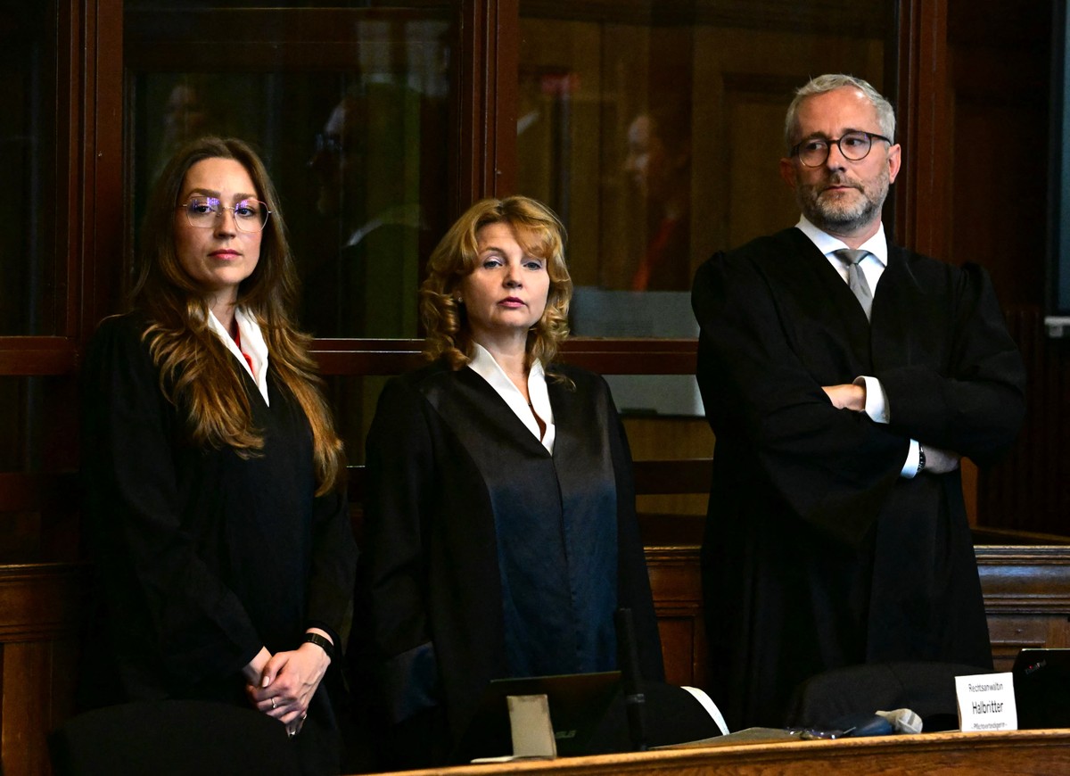 Médico conhecido como 'Doutor Morte' é julgado por assassinato de 15 pacientes na Alemanha Os advogados do réu nomeados pelo tribunal, Klaudia Dawidowic (LR), Ria Halbritter e Christoph Stoll (Foto: Tobias Schwarz / AFP)