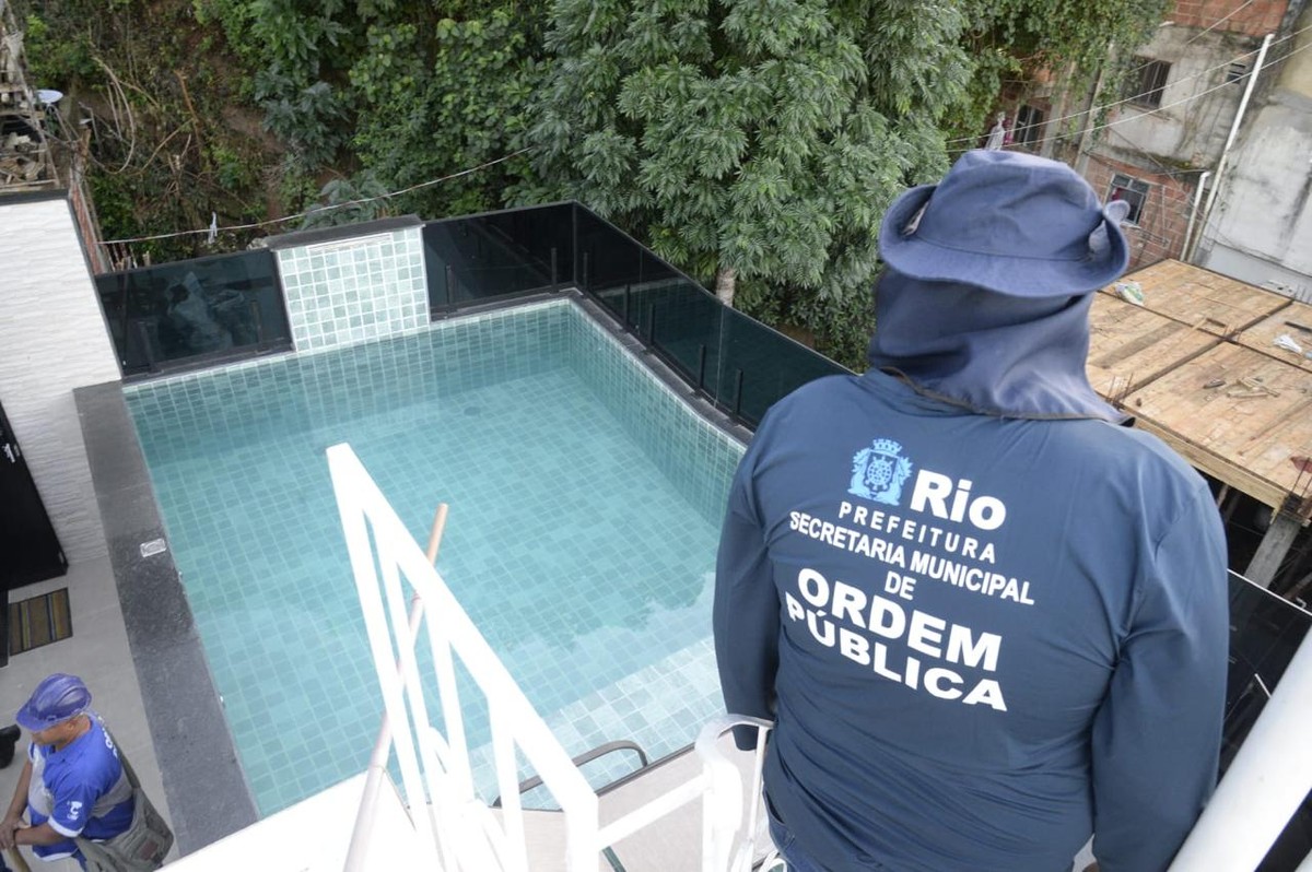 A piscina de uma das construções que são demolidas (Foto: Seop/Divulgação)
