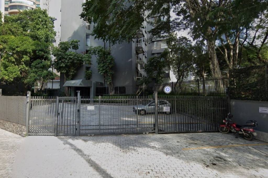 Criminosos roubam prédio de luxo em SP após funcionária liberar entrada de veículo Fachada do Edifício Villa Farnese, no Itaim Bibi, que foi assaltado por criminoso (Foto: Reprodução/Google Earth)
