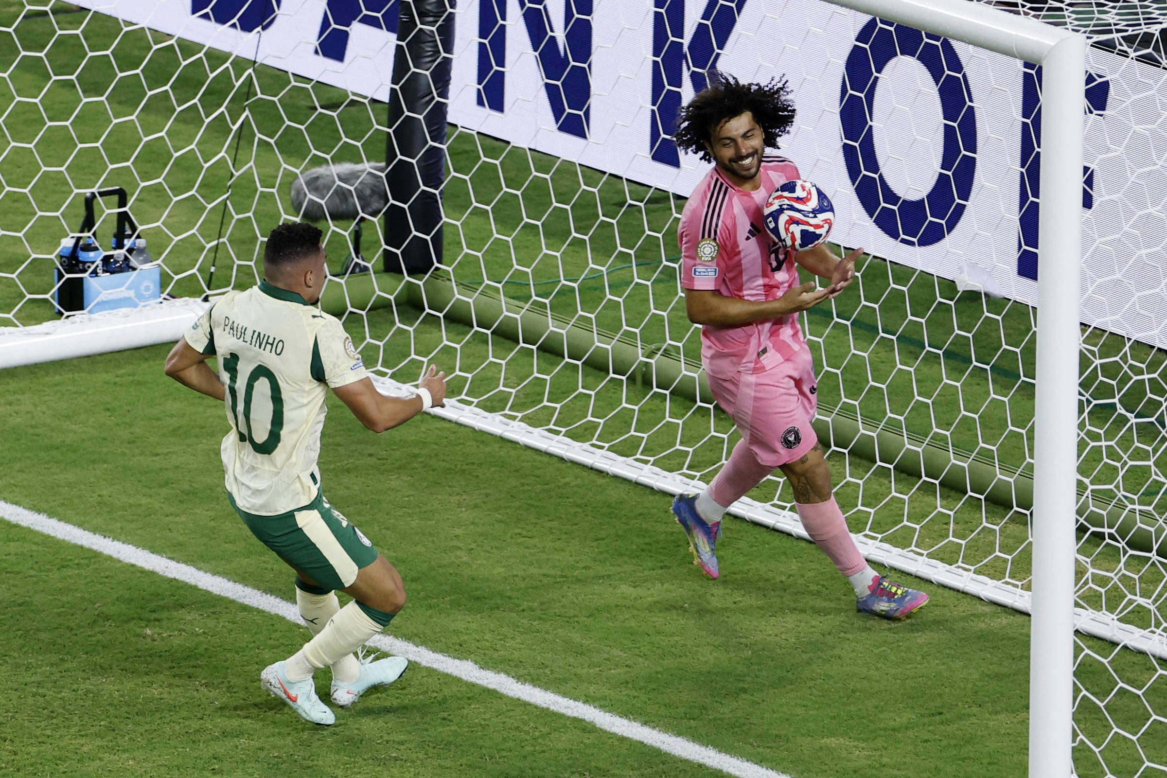 Palmeiras garante liderança ao empatar no final e avança na competição Paulinho celebra gol pelo Palmeiras (Foto: Marco Bello/REUTERS)