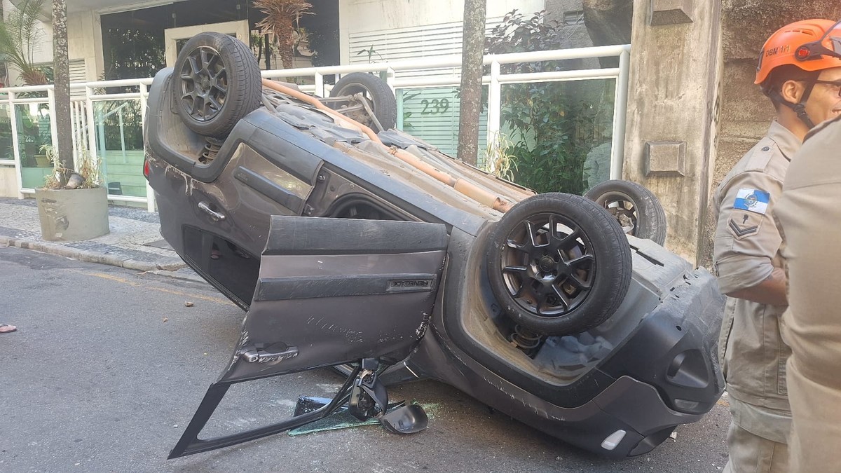 Carro capota após colisão com árvore em Laranjeiras; motorista sofre ferimentos leves Carro ate em árvore e capota em Laranjeiras — Foto: Reprodução