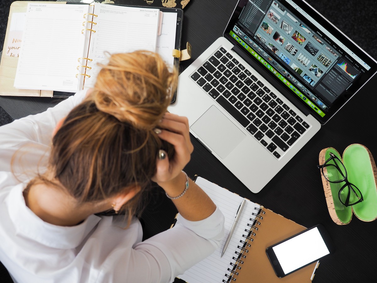Estudo revela que causas do burnout podem ir além do ambiente de trabalho Burnout e depressão estão relacionados com estresse no trabalho. (Foto: Pexels)