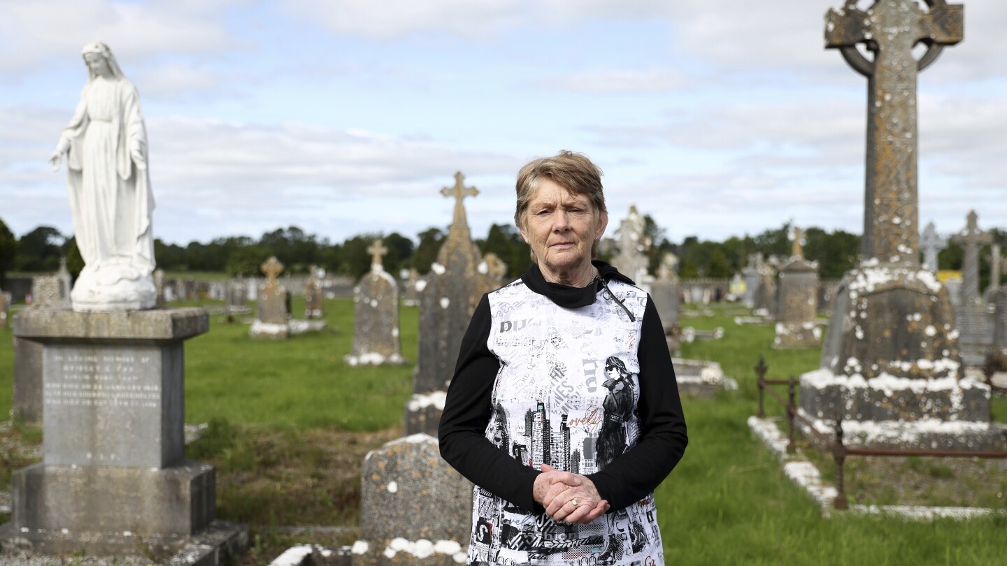 Historiadora Catherine Corless posa para uma foto no cemitério de Tuam, Irlanda, em 7 de julho de 2025. (Foto: AP Photo/Peter Morrison)