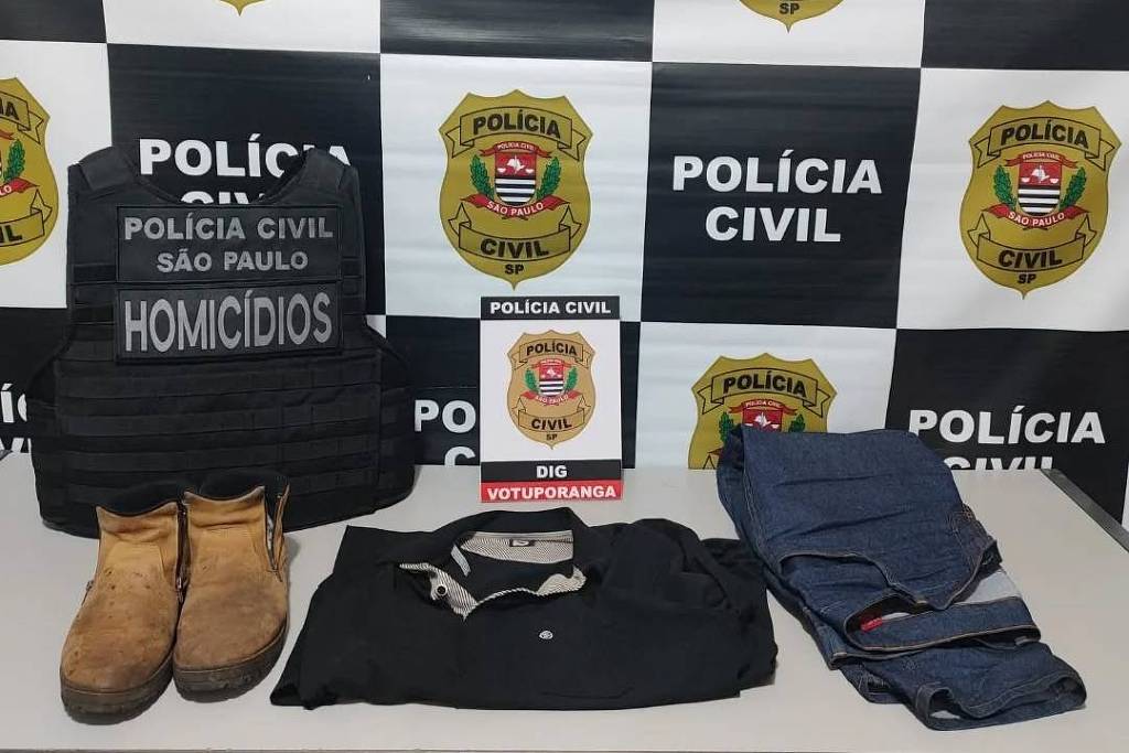 Polícia captura suspeito de homicídio e mutilação no interior de São Paulo Roupas e sapato apreendidos com suspeito; vestuário teria sido usado no dia do crime (Foto: Polícia Civil/Divulgação)