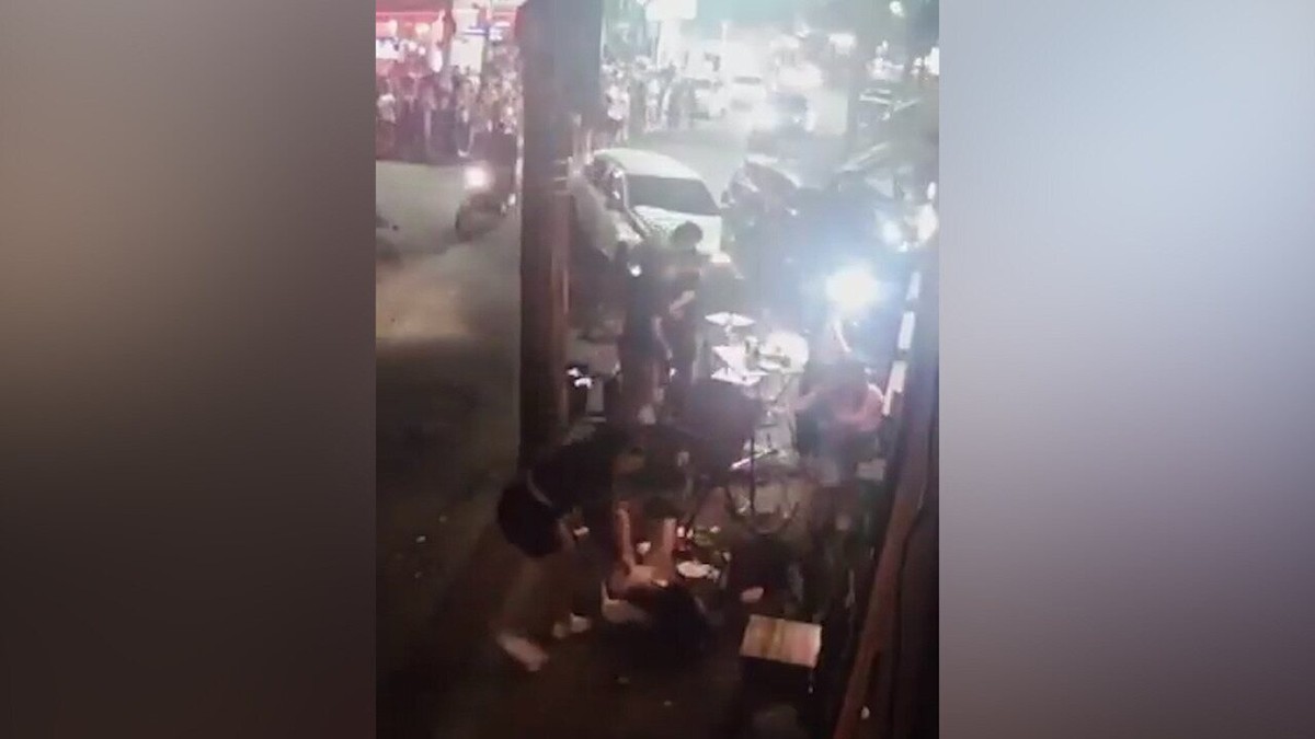 Os dois veículos invadiram a calçada do Kalango Bar, em Botafogo (Foto: Reprodução)