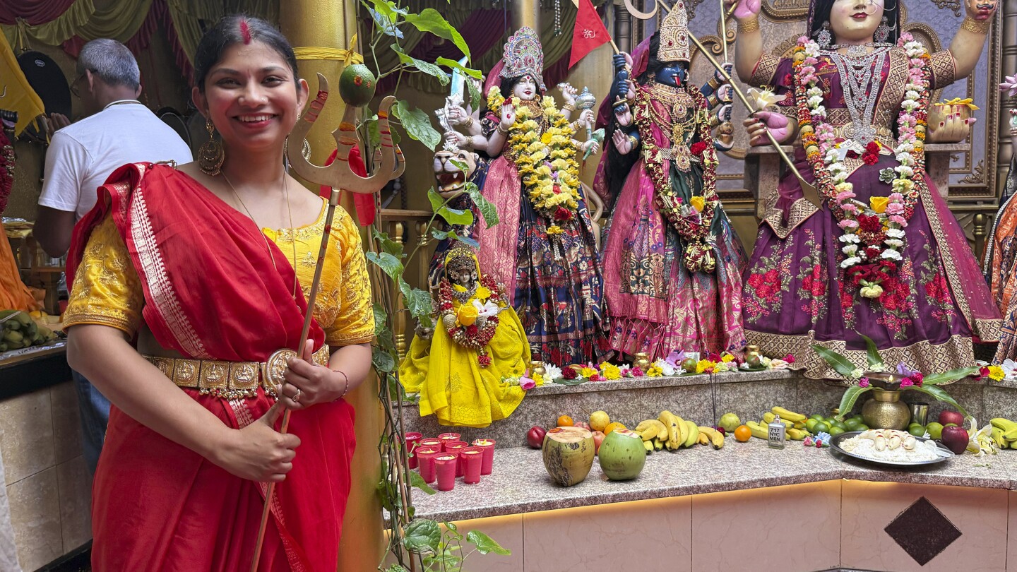 Chandni Kalu, uma sacerdotisa do templo Shri Shakti Mariammaa, no domingo, 13 de julho de 2025, no bairro de Queens, Nova York. (Foto: Richa Karmarkar/Religion News Service via AP)