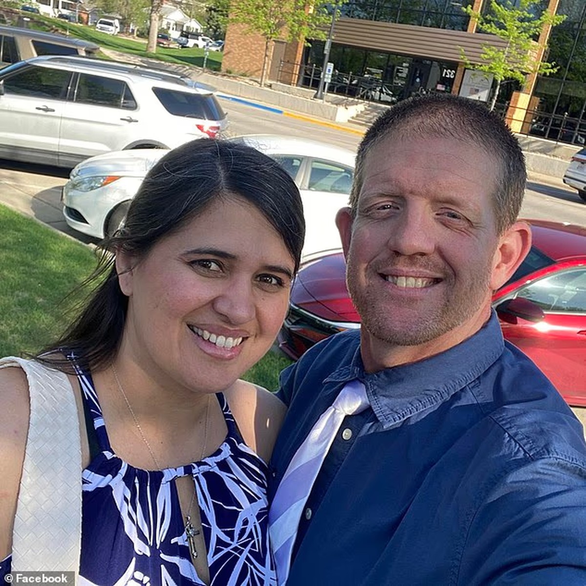 Casal é encontrado sem vida em trilha de parque nos EUA; polícia investiga caso Suspeito de matar casal é um homem branco, vestindo shorts escuros, regata escura e luvas de levantamento de peso (Foto: Reprodução/X).