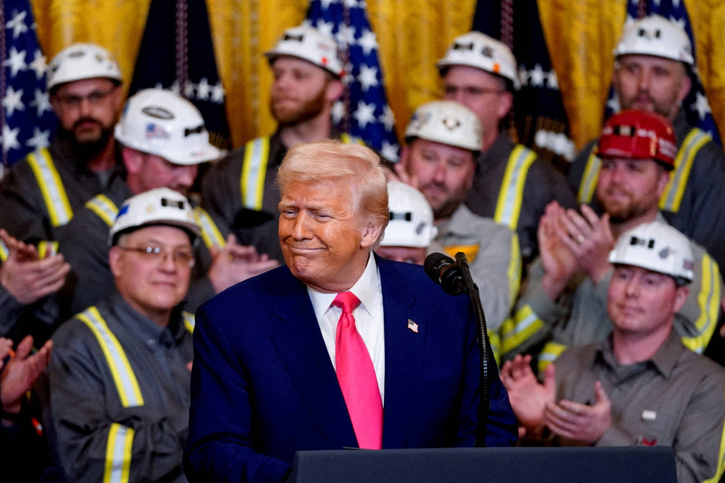 Trump contrata cientistas que negam mudanças climáticas para sua equipe O presidente dos Estados Unidos, Donald Trump, discursa em evento com trabalhadores da indústria do carvão na Casa Branca, em Washington (Foto: Nathan Howard - 8.abr.25/Reuters)