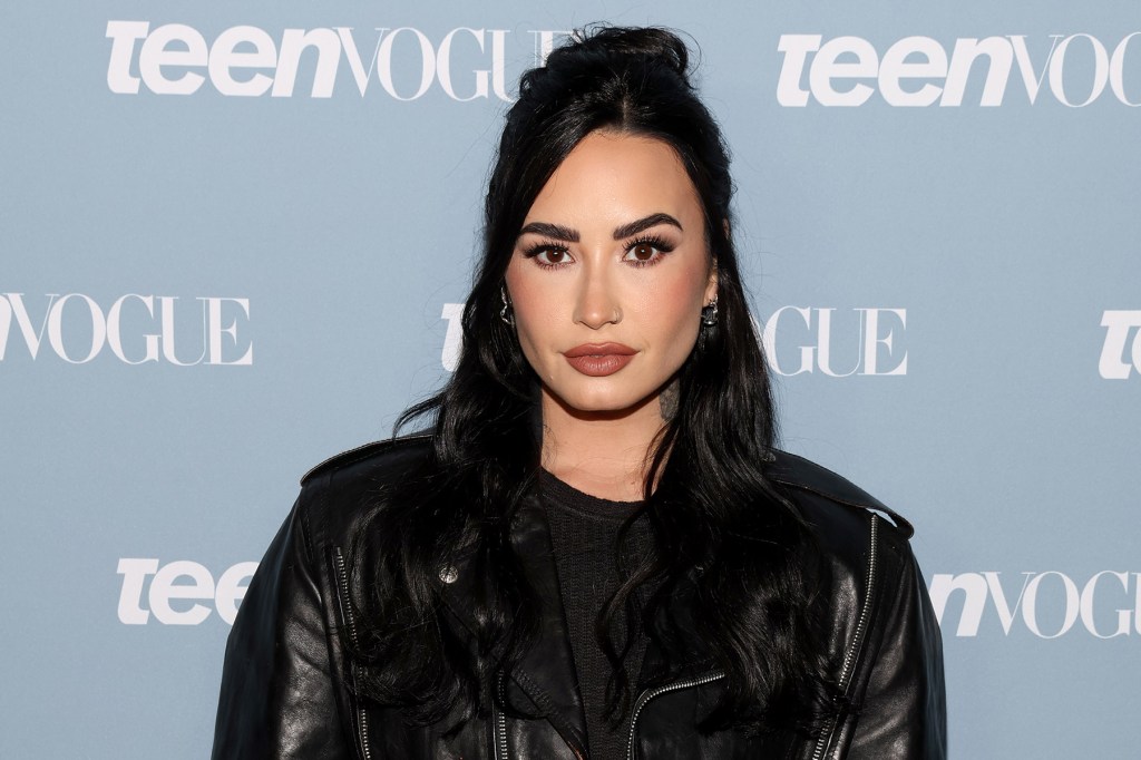 Demi Lovato retorna à loja de iogurte após críticas sobre exibições de calorias Demi Lovato revisitou a loja de frozen yogurt The Bigg Chill quatro anos após gerar controvérsia com seus comentários sobre as exibições de calorias. (Foto: Reprodução)