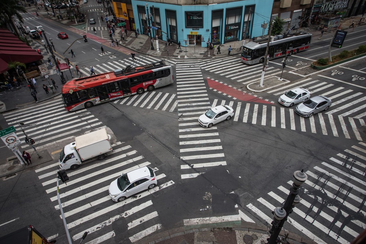 Desmonte da Lei Cidade Limpa prejudica qualidade de vida em São Paulo Esquina de Ipiranga com Avenida São João, em São Paulo — Foto: Edilson Dantas / Agência O Globo/06/05/2022