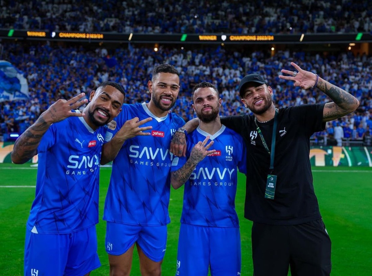 Neymar posa ao lado dos companheiros de Al-Hilal após a conquista da Copa do Rei Saudita (Foto: Divulgação)