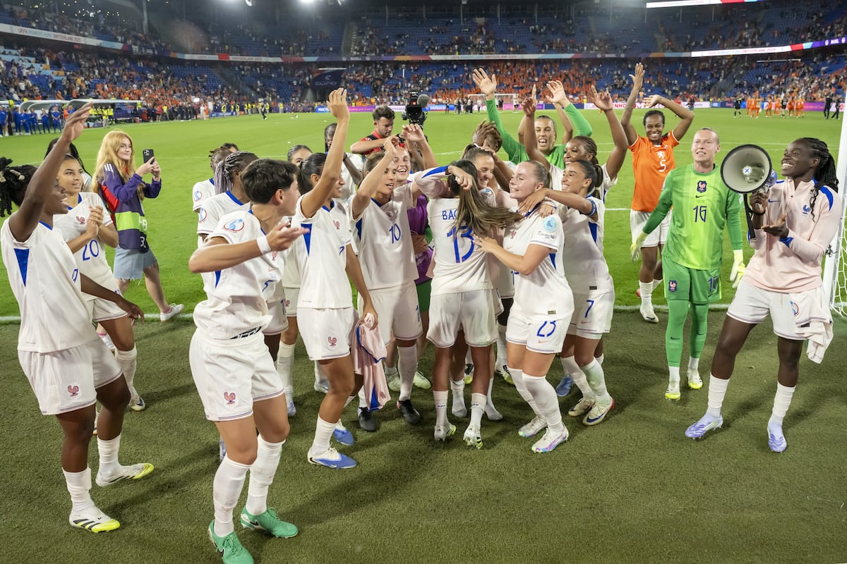 As jogadoras da França celebram sua classificação para as quartas de final da Eurocopa após vencerem os Países Baixos. (Foto: GEORGIOS KEFALAS/EFE)