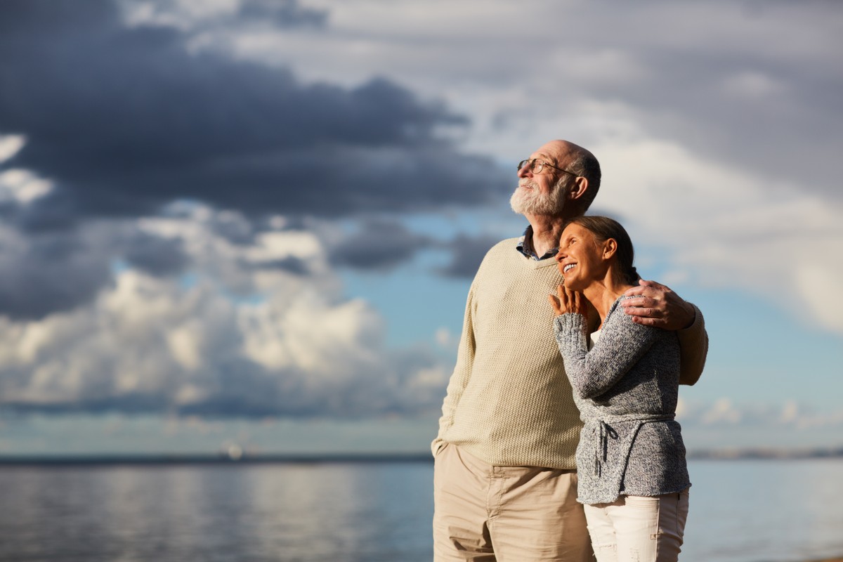 Pessoas com maior bem-estar apresentam melhor desempenho em testes de memória à medida que envelhecem. (Foto: Freepik)