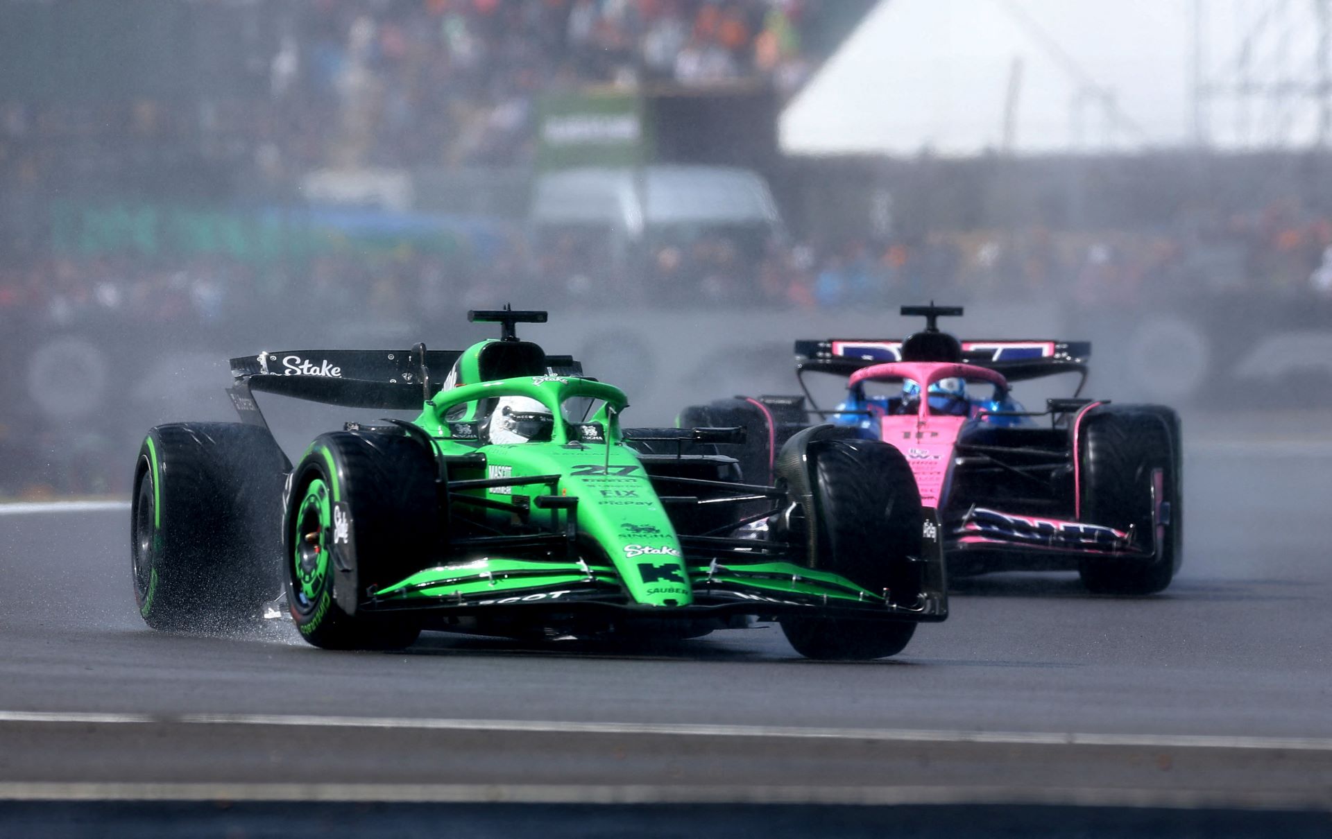 A Sauber de Nico Hulkenberg e a Alpine de Pierre Gasly, durante o GP da Inglaterra - 06/07/2025 (Foto: REUTERS/Andrew Boyers)