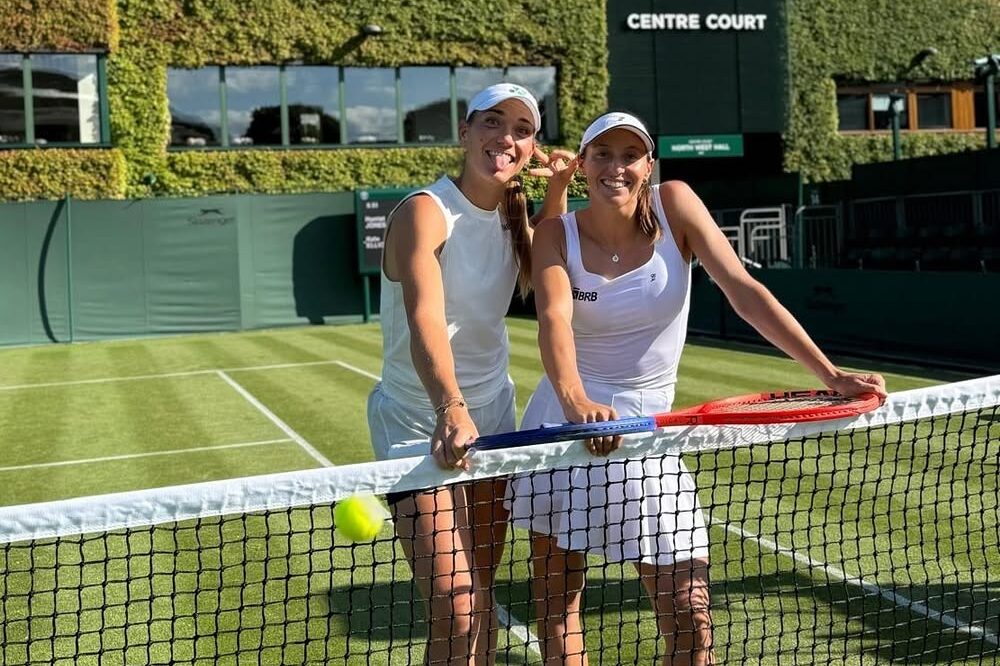 Stefani e Babos vencem com facilidade na estreia do torneio de duplas Foto: Reprodução