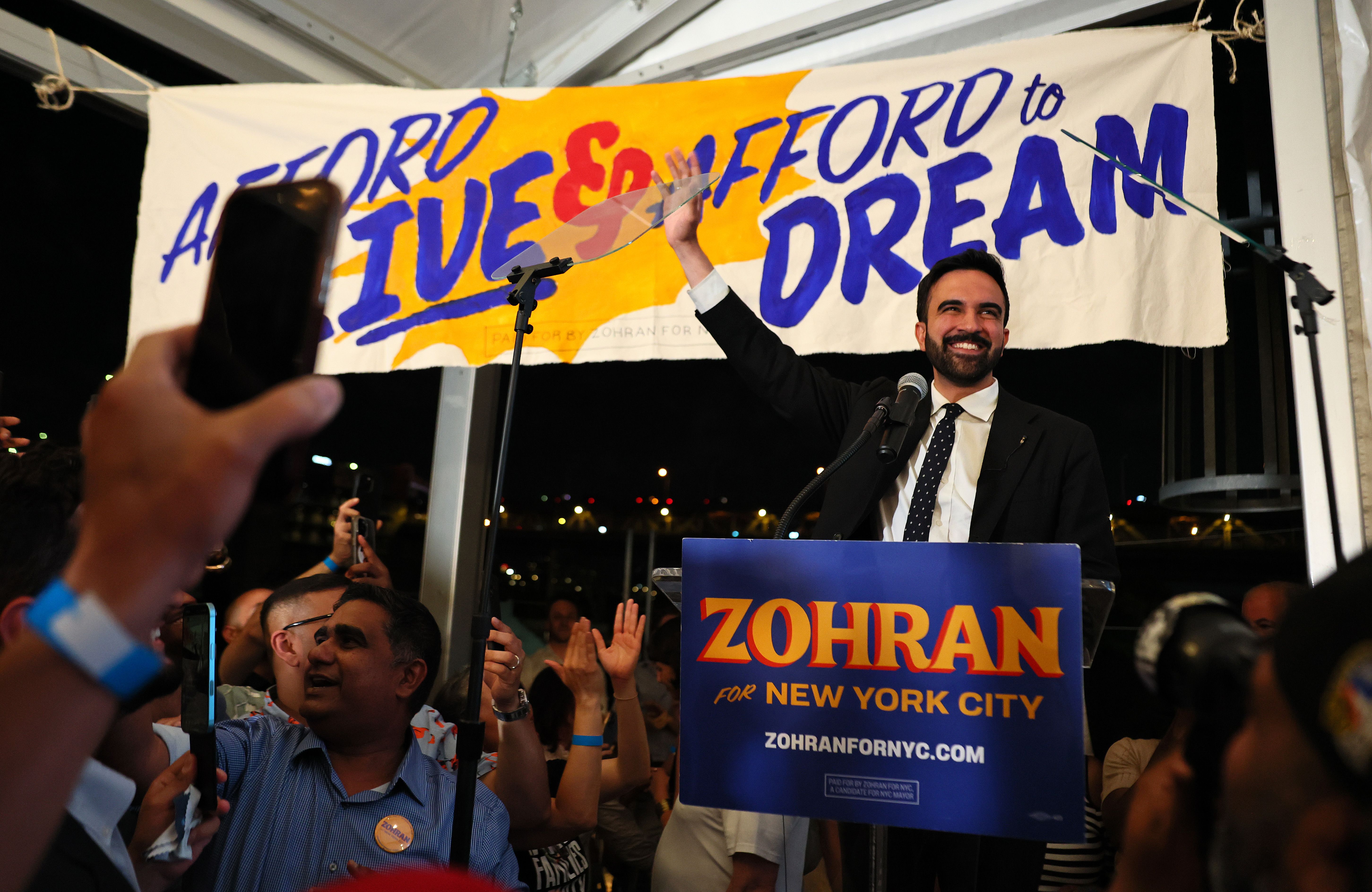 Aliados de Mamdani tentam desafiar Hakeem Jeffries nas primárias de Nova York Michael M. Santiago/Getty Images