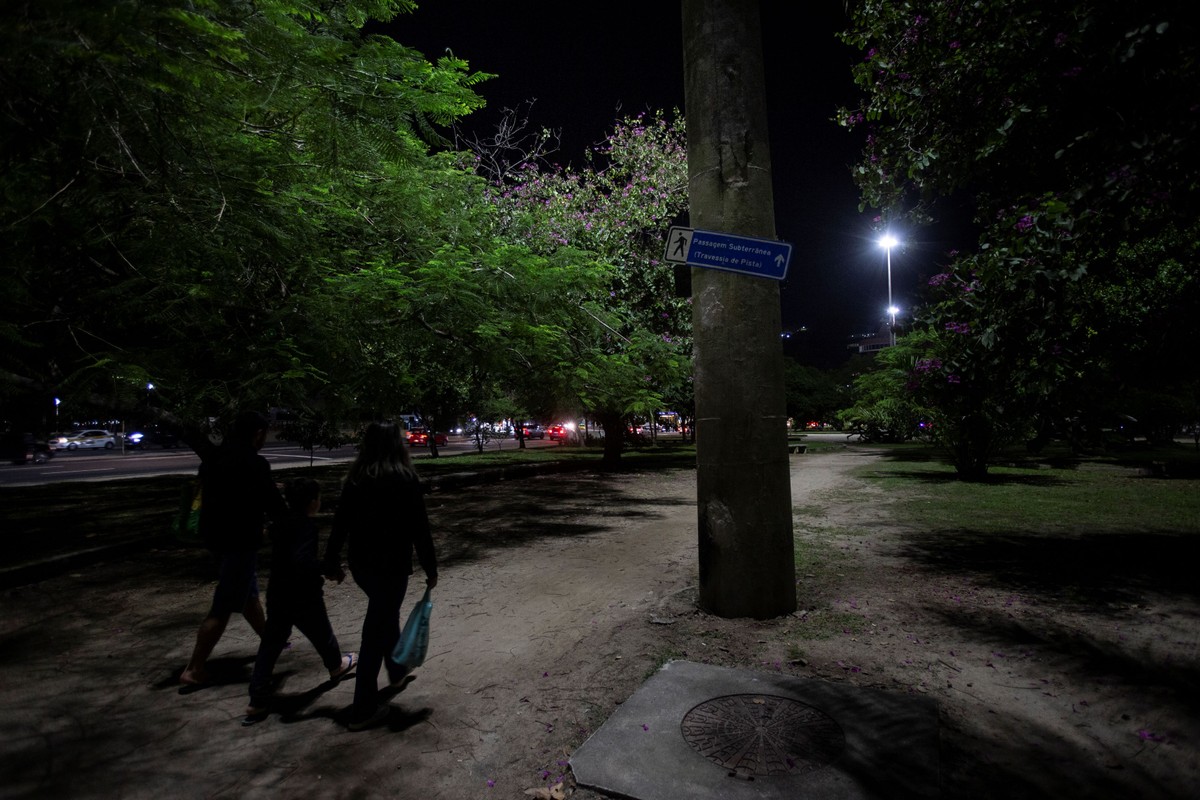 Roubos a pedestres caem em Copacabana e aumentam em Botafogo na Zona Sul Pedestres perto da passagem subterrânea do Botafogo Praia Shopping: bairro da Zona Sul teve explosão nos casos de roubo a transeunte no ano passado (Foto: Alexandre Cassiano / Agência O Globo)