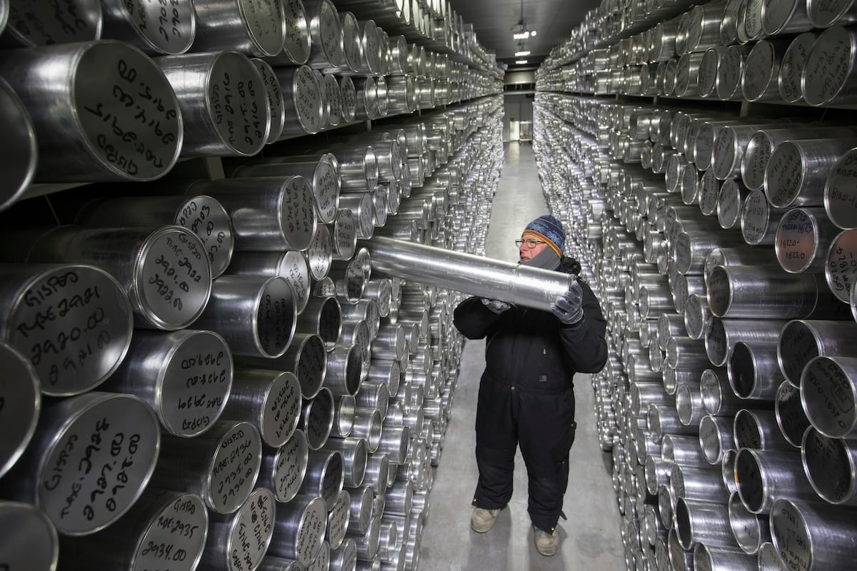 Depósito de amostras de gelo glacial em uma instalação da Fundação Nacional de Ciências em Lakewood (Colorado, EUA). (Foto: Jim West/Alamy Stock Photo)