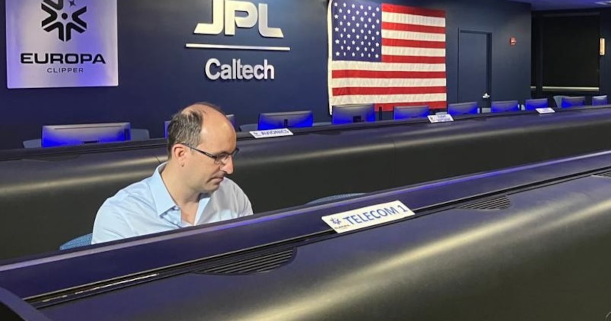 Brasileiro supera dificuldades e conquista cargo de destaque na Nasa Engenheiro brasileiro Luciano Camilo Alexandre é responsável pelas comunicações da Nasa em missões interplanetárias (Foto: JPL/Nasa)