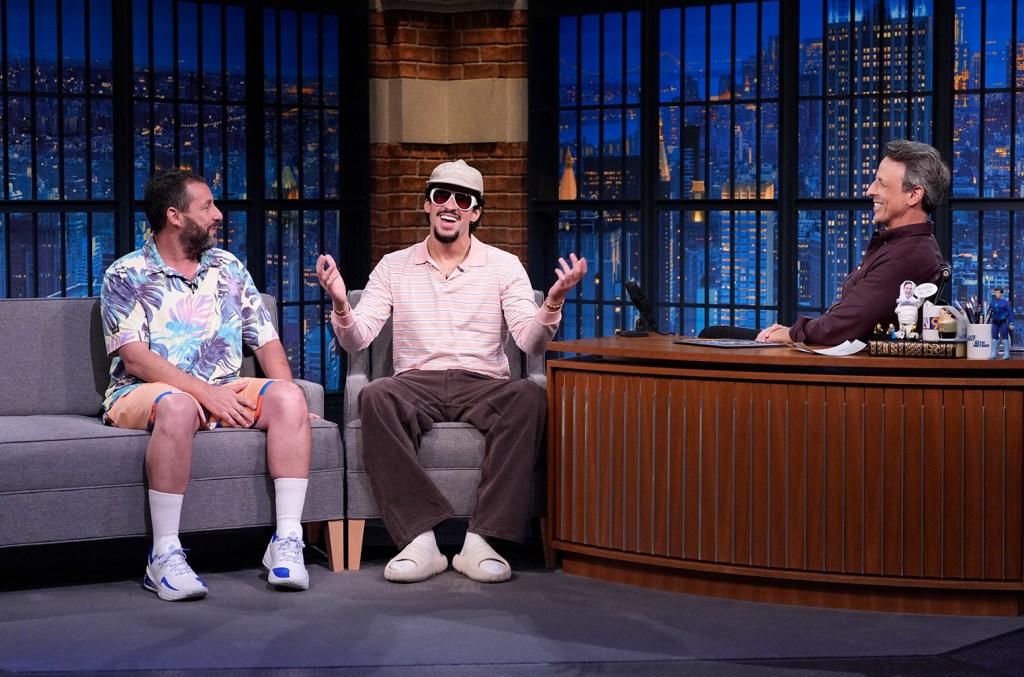 Bad Bunny recebe o selo de aprovação de Adam Sandler como "mais engraçado que eu" na entrevista do 'Late Night With Seth Meyers' sobre 'Happy Gilmore 2'. (Foto: Reprodução)