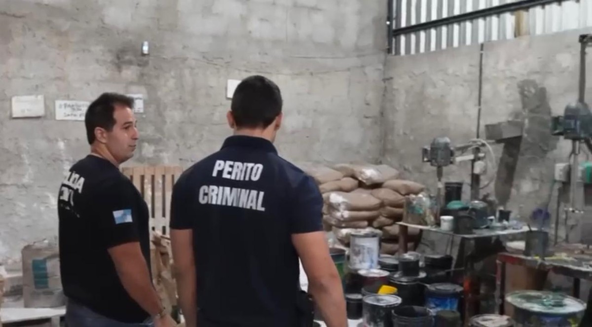 Agentes da Polícia Civil em um dos endereços que é alvo da operação (Foto: Reprodução)