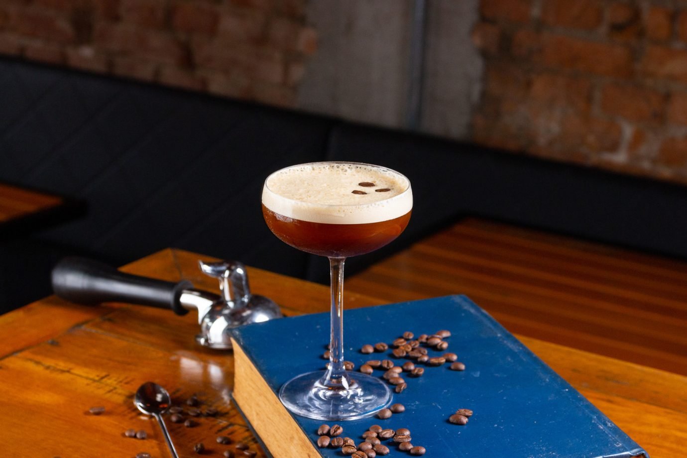 Café e inverno: descubra receitas quentes para aquecer seus dias frios Espresso martini: drinque à base de café (Foto: Raul da Mota/Divulgação)