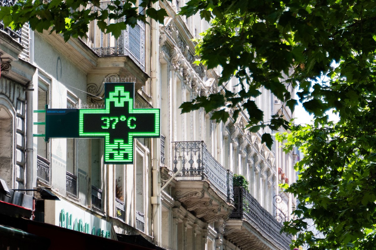 Crise climática compromete direito à vida, alerta alto comissário da ONU Termômetro registra 37°C em Paris, no início do inverno; crise climática ameaça direito à vida, alerta alto comissário da ONU (Foto: Emma da Silva/AFP)