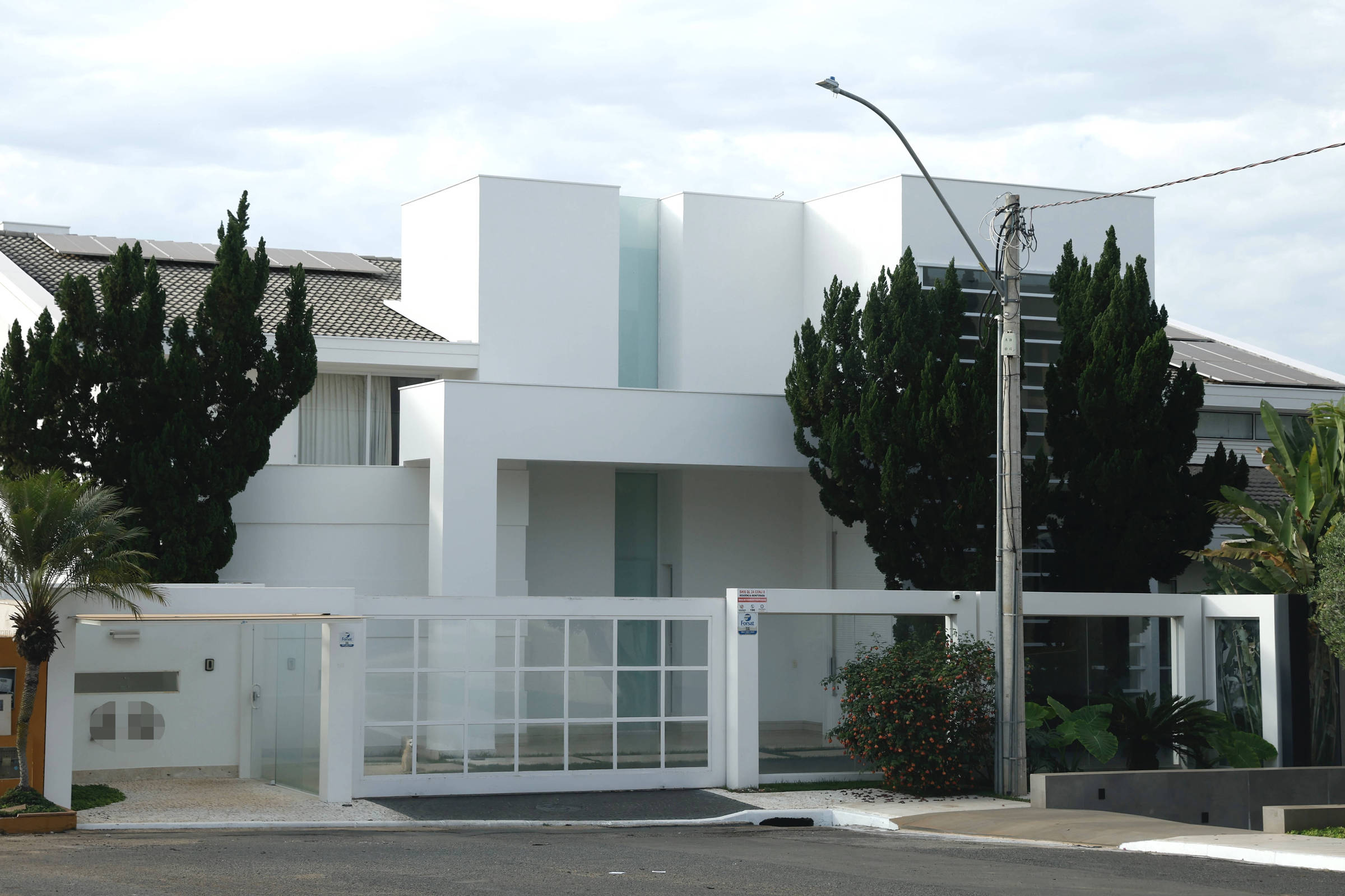 Família Batista adquire imóveis de luxo em Brasília por R$ 68 milhões Casa de Joesley Batista no Lago Sul, bairro nobre de Brasília; imóvel foi comprado por R$ 40 milhões (Foto: Pedro Ladeira/Folhapress)